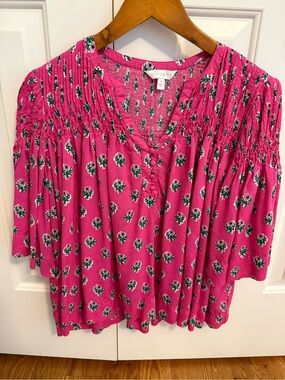Crown & Ivy Women's 3/4 Flutter Sleeve Pintuck Printed Top Pink Size Small